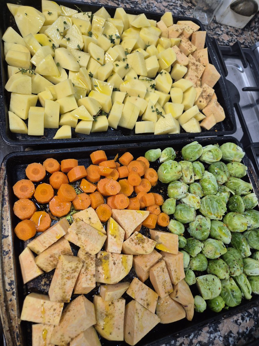 Algo simple y muy #APB es meter unas placas de vegetales al horno, y con muy poquito hacer algo mucho mejor, toque de azucar mascabo a las batatas, tomillo limón a las papas, un rub de carnes a los repollitos de bruselas, oliva y sal sobre todo eso..SIMPLE Y RIQUISIMO