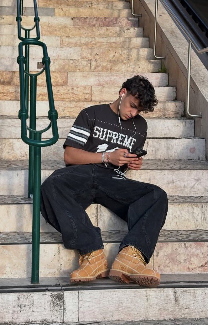 dw girl we CAN SEE the wired earphones and the timbs