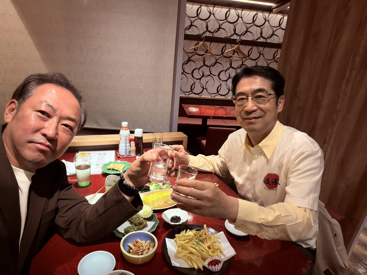 kzspecial's tweet photo. 昨晩は遅くまで千勝先生 @ChikatsuHayashi と純米吟醸酒で作戦会議でした🇯🇵 ということで今朝のYouTubeライブ配信はお休みです🙏 https://t.co/Y49Ur5oKK3