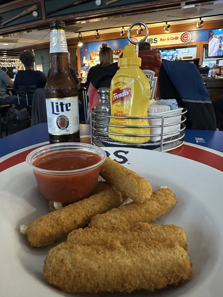 dustinpari's tweet image. Fried cheese and a @MillerLite 
#DrinkResponsibly