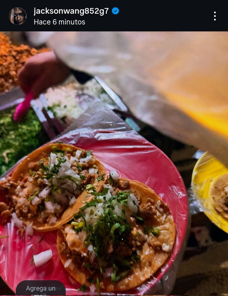 Mi vida comió tacos como se debe, con los platos cubiertos la bolsita de plástico, en la calle (al parecer) y con la verdura al gusto🥹❤️🇲🇽
