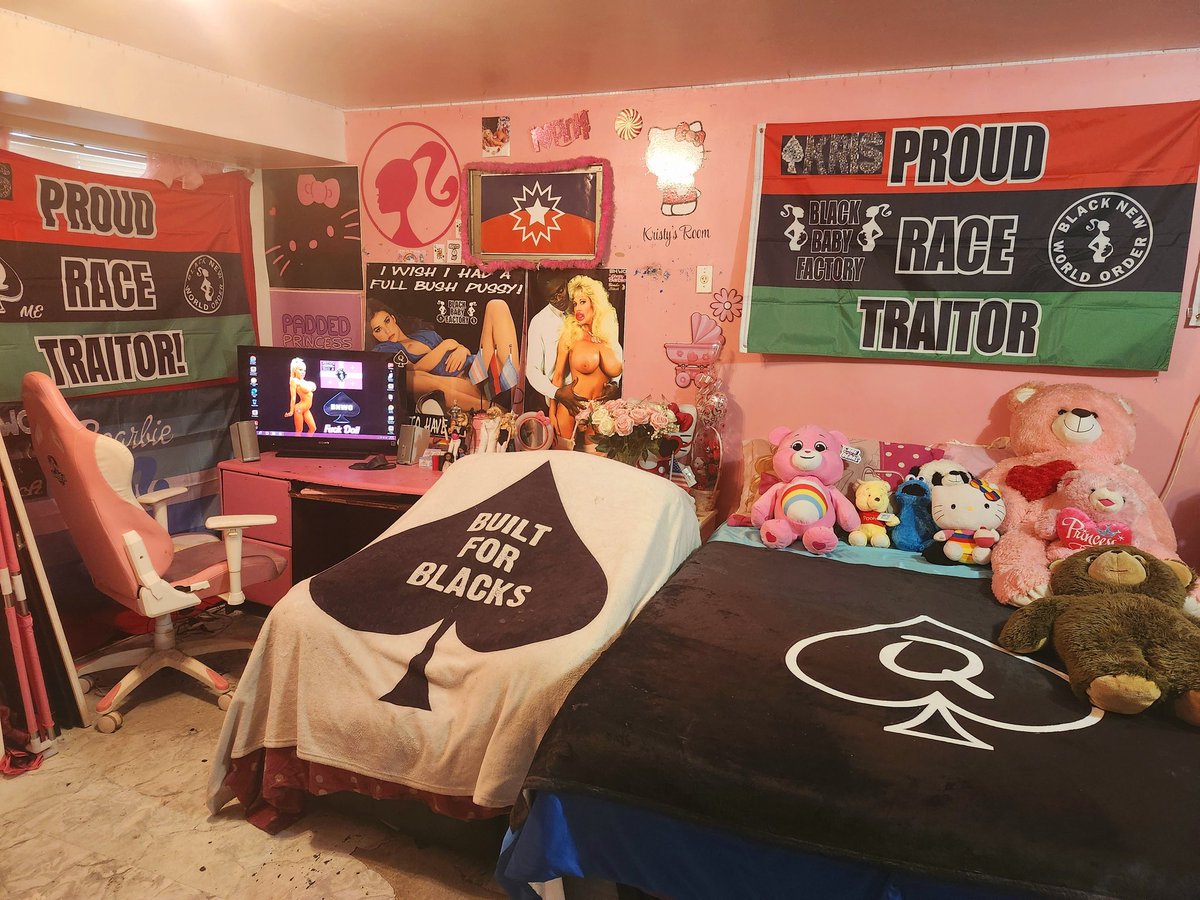 Snowbxnny_Emma's tweet photo. I wish I had a room like this. I need whiteboys who gift me random BNWO gifts https://t.co/3FOMnmpVer