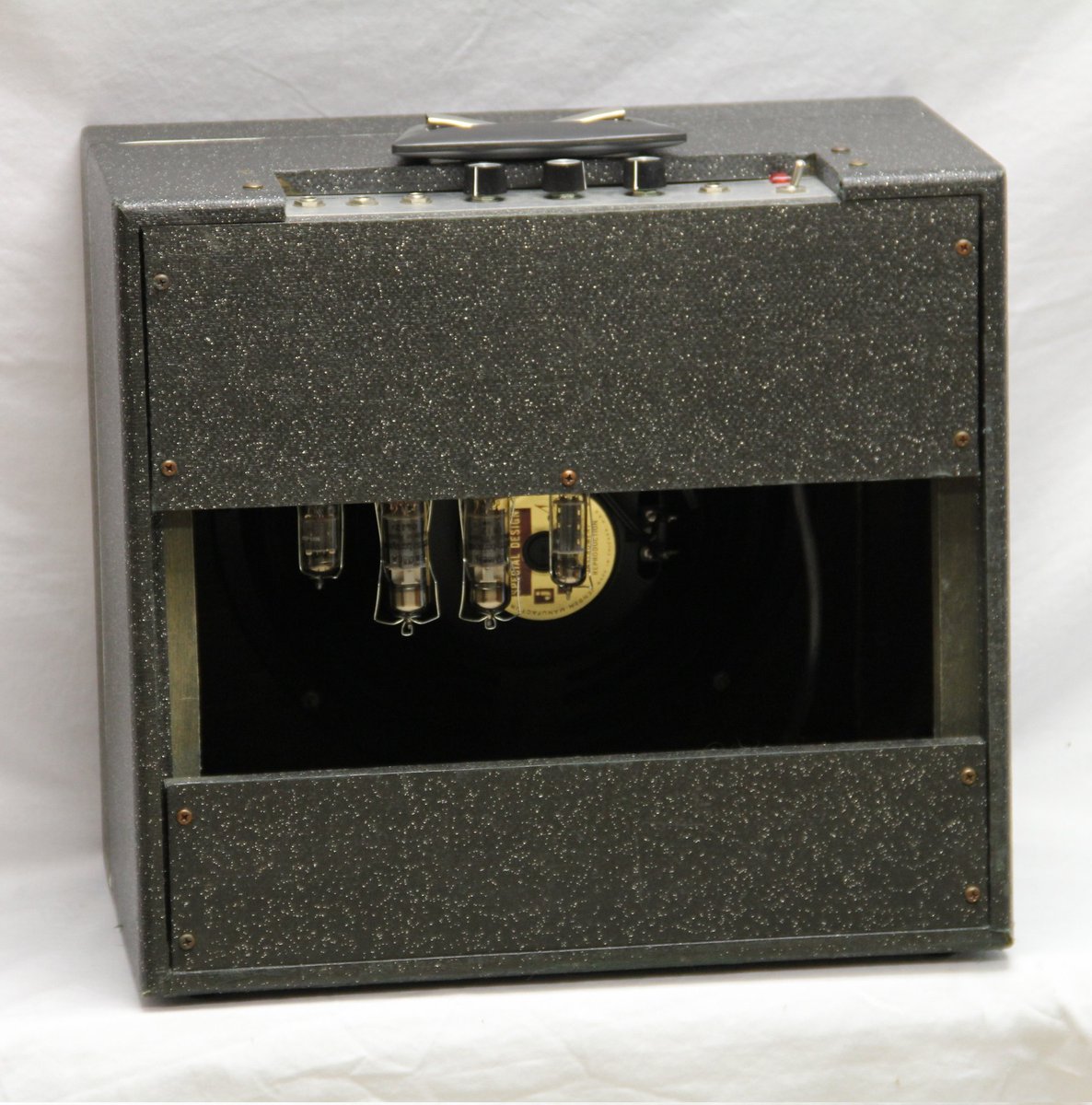 TomsAmpsDetroit's tweet image. 1966 Univox U45B, their second U45 amp. Super clean, original cover, 2 6BM8s, original 12" Jensen, tremolo. Terrific little amp, very different sound from the U45.

Available for #Detroit #Studio #Rental from Toms-Amps.com, The Home of Vintage Tone. Royal Oak MI