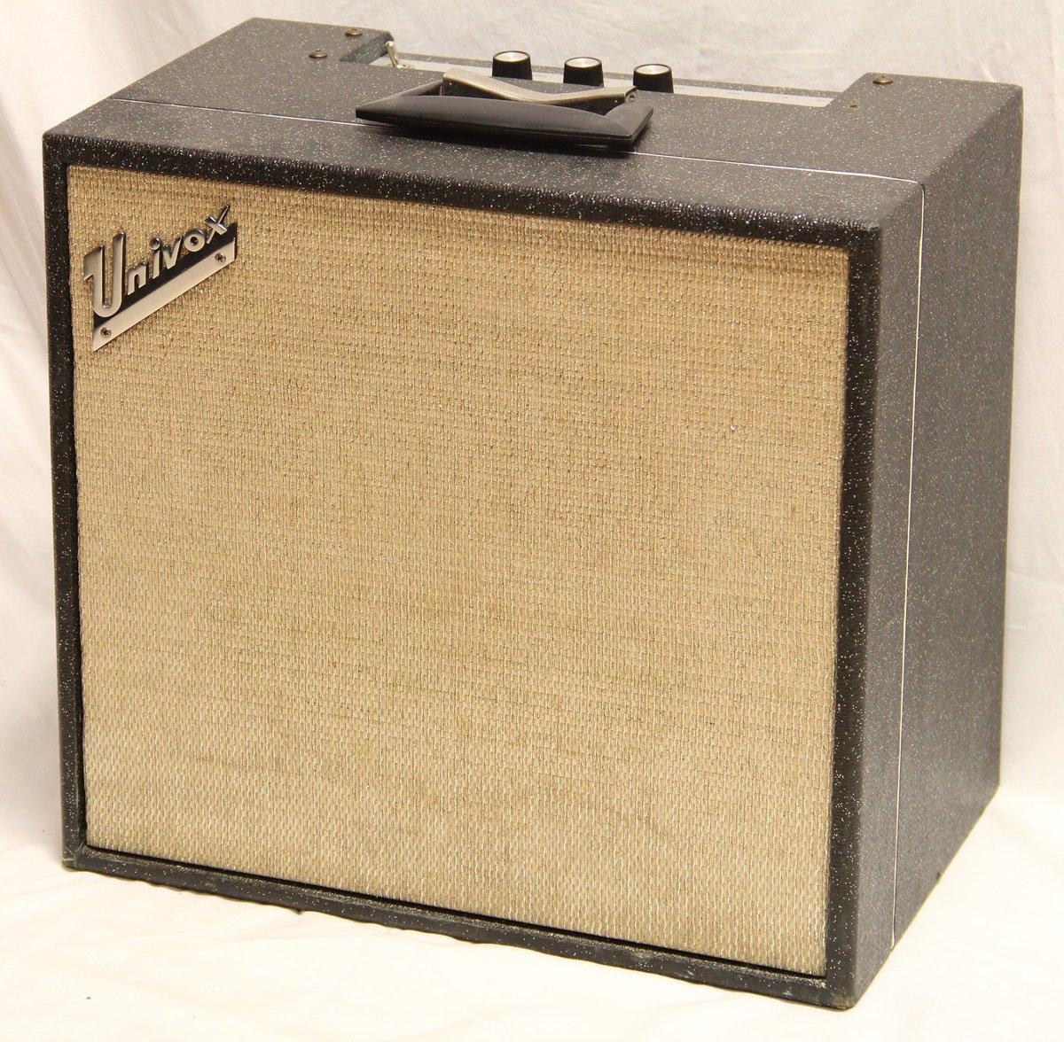 TomsAmpsDetroit's tweet image. 1966 Univox U45B, their second U45 amp. Super clean, original cover, 2 6BM8s, original 12" Jensen, tremolo. Terrific little amp, very different sound from the U45.

Available for #Detroit #Studio #Rental from Toms-Amps.com, The Home of Vintage Tone. Royal Oak MI