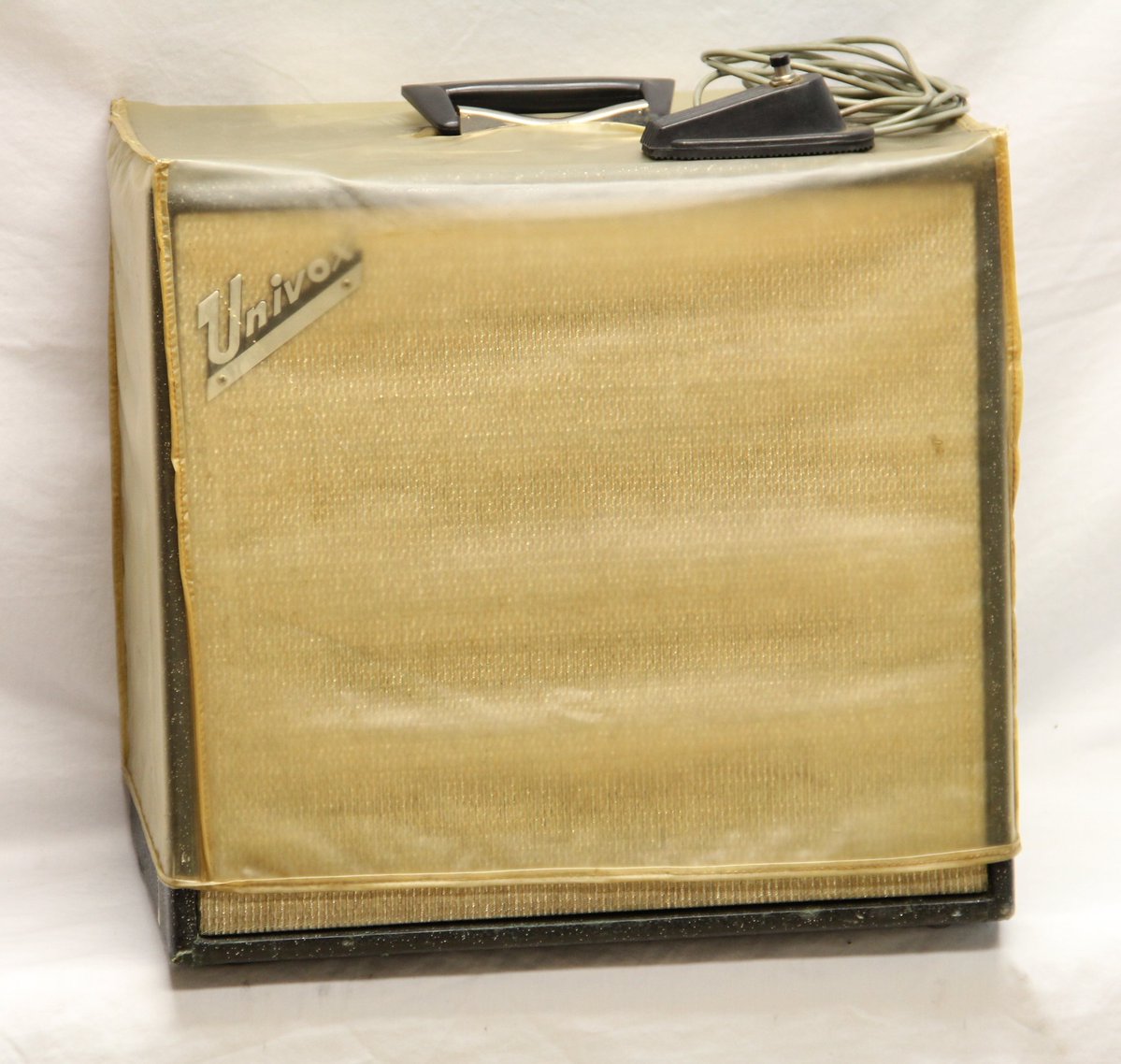 TomsAmpsDetroit's tweet image. 1966 Univox U45B, their second U45 amp. Super clean, original cover, 2 6BM8s, original 12" Jensen, tremolo. Terrific little amp, very different sound from the U45.

Available for #Detroit #Studio #Rental from Toms-Amps.com, The Home of Vintage Tone. Royal Oak MI