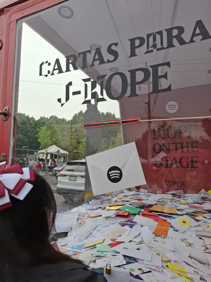 Ahorita todas tristes por lo excluidas que nos sentimos en la gira arirang pero una vez hybe nos trato bonito dándonos un buzón de cartas y hasta regalándonos elotitos 😔