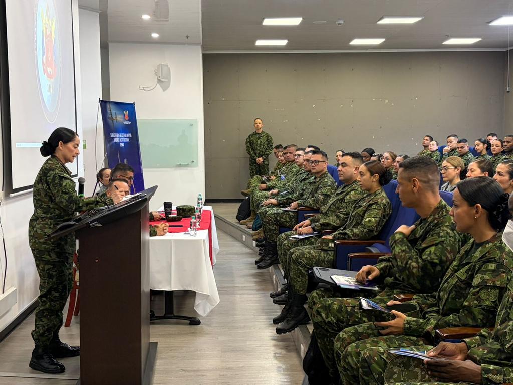 FuerzasMilCol's tweet photo. El Comando General de las Fuerzas Militares, a través de la @EsdegCol y la Subjefatura de Estado Mayor Jurídica Institucional, realiza el Seminario Conjunto de Actualización para Asesores Jurídicos Militares de las Fuerzas Militares 2026.

Durante el primer día, entre las actividades relevantes se adelantó el panel denominado “Legítima Defensa”, con docentes alto nivel y con una amplia trayectoria.

Este seminario cuenta con la participación de oficiales asesores jurídicos del @COL_EJERCITO, @ArmadaColombia y @FuerzaAereaCol, personal militar y alumnos de las distintas Escuelas de las Fuerzas. 
#FuerzasMilCol