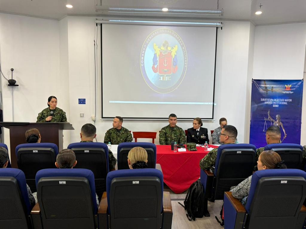 FuerzasMilCol's tweet photo. El Comando General de las Fuerzas Militares, a través de la @EsdegCol y la Subjefatura de Estado Mayor Jurídica Institucional, realiza el Seminario Conjunto de Actualización para Asesores Jurídicos Militares de las Fuerzas Militares 2026.

Durante el primer día, entre las actividades relevantes se adelantó el panel denominado “Legítima Defensa”, con docentes alto nivel y con una amplia trayectoria.

Este seminario cuenta con la participación de oficiales asesores jurídicos del @COL_EJERCITO, @ArmadaColombia y @FuerzaAereaCol, personal militar y alumnos de las distintas Escuelas de las Fuerzas. 
#FuerzasMilCol