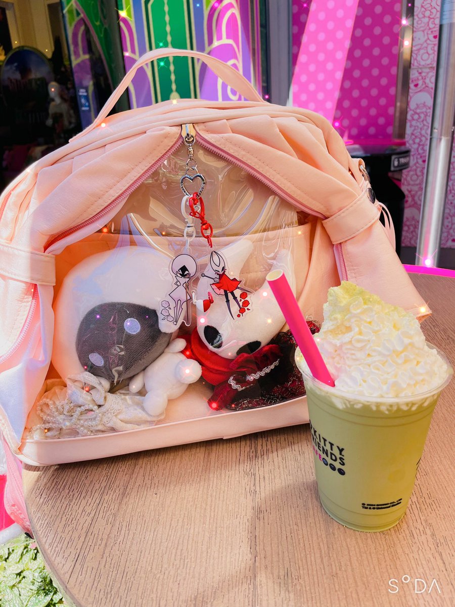 tessadreamfaeri's tweet image. Hello Kitty cafe at Universal Studios 

Somebody screamed ‘Hegale!!’ at me lol 😂 

#lacenet #SilkSong #hellokittycafe