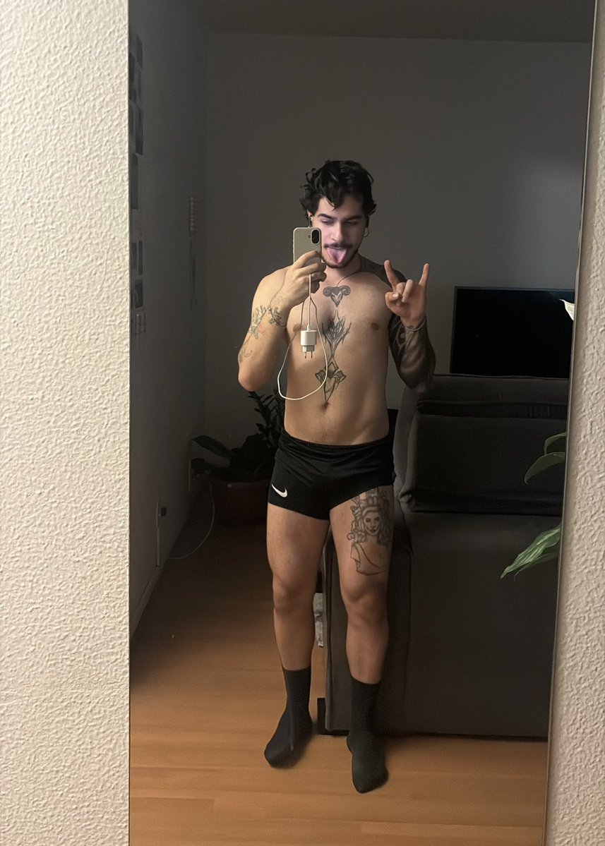 semana mais ridícula q essa tatuagem de medusa na minha coxa