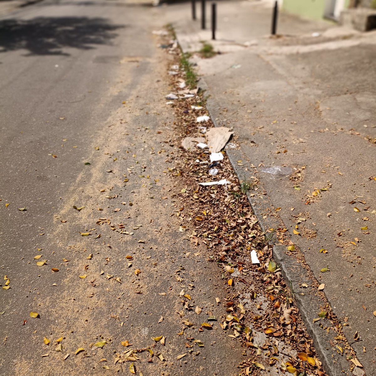 lopes204060's tweet photo. Alô @comlurbcomunica @Prefeitura_Rio @pracaseca @CavaliereRio
Alô comlurb até quando a rua Marangá vai ficar sem a limpeza urbana??!! Bueiros sujos. Carro depenado abandonado ... Vcs só limpam a parte do comércio próximo a clínica da família o restante está abandonada... https://t.co/rBo1fU6qXQ
