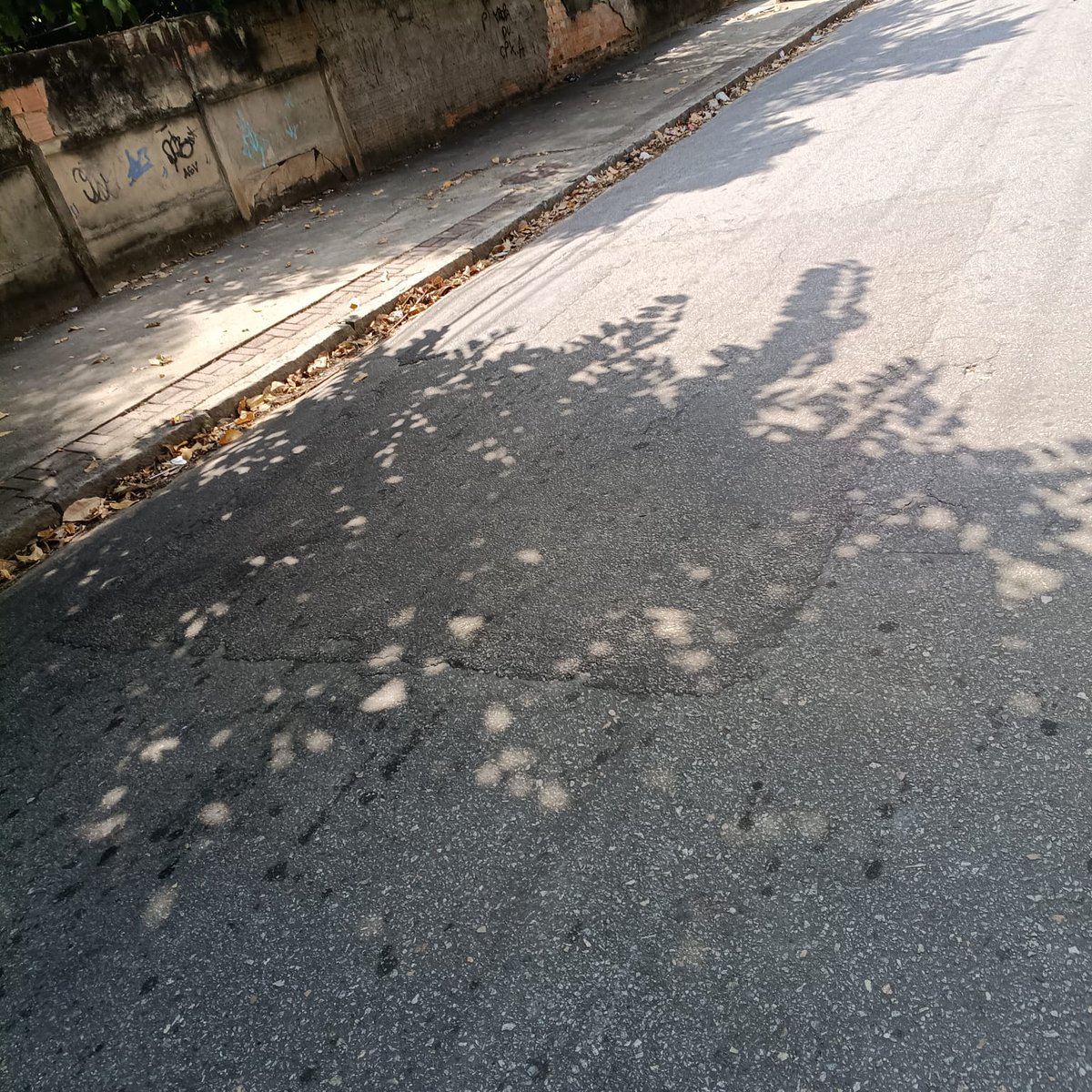 lopes204060's tweet photo. Alô @comlurbcomunica @Prefeitura_Rio @pracaseca @CavaliereRio
Alô comlurb até quando a rua Marangá vai ficar sem a limpeza urbana??!! Bueiros sujos. Carro depenado abandonado ... Vcs só limpam a parte do comércio próximo a clínica da família o restante está abandonada... https://t.co/rBo1fU6qXQ