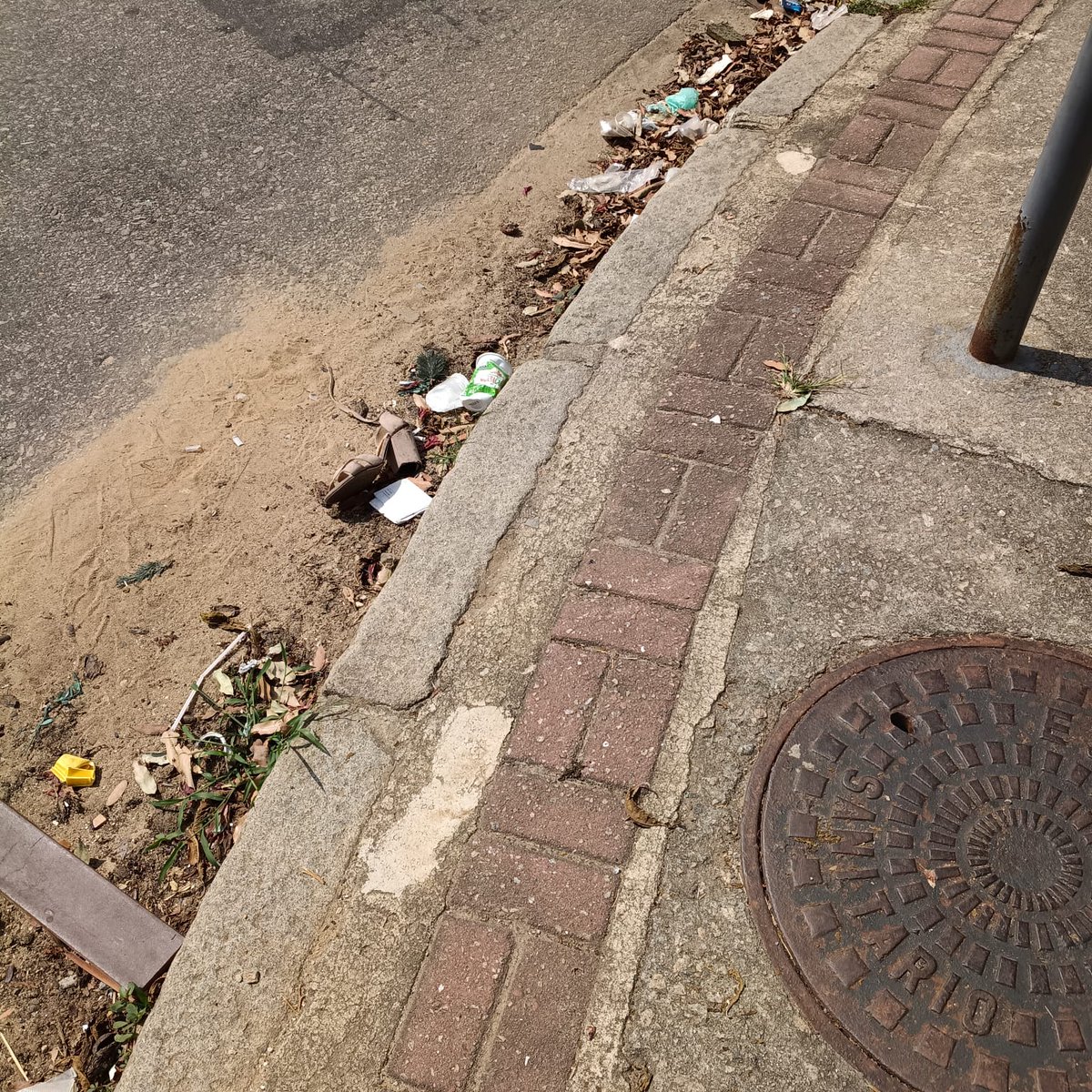 lopes204060's tweet photo. Alô @comlurbcomunica @Prefeitura_Rio @pracaseca @CavaliereRio
Alô comlurb até quando a rua Marangá vai ficar sem a limpeza urbana??!! Bueiros sujos. Carro depenado abandonado ... Vcs só limpam a parte do comércio próximo a clínica da família o restante está abandonada... https://t.co/rBo1fU6qXQ