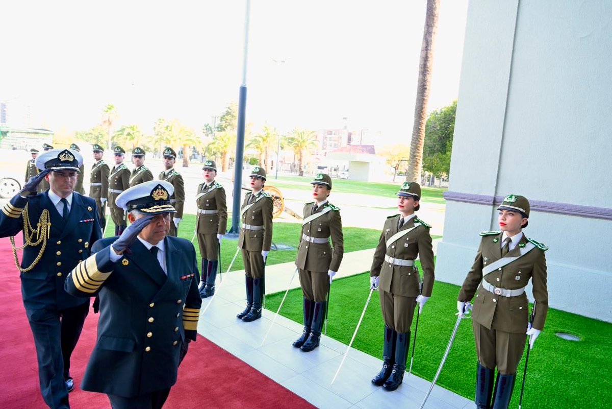 Carabdechile's tweet photo. 📍Escuela de Carabineros: El General Director, Marcelo Araya Zapata, recibe, en nombre de todos los carabineros del país, el saludo protocolar del Comandante en Jefe de la @Armada_Chile, Almirante Fernando Cabrera Salazar, en el marco del 99° Aniversario de Carabineros de Chile.
#OrdenyPatria
#CaminoAlCentenario