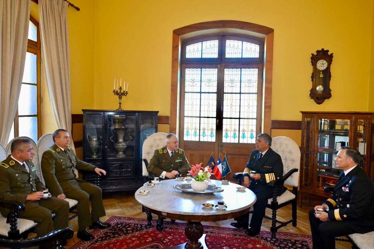 Carabdechile's tweet photo. 📍Escuela de Carabineros: El General Director, Marcelo Araya Zapata, recibe, en nombre de todos los carabineros del país, el saludo protocolar del Comandante en Jefe de la @Armada_Chile, Almirante Fernando Cabrera Salazar, en el marco del 99° Aniversario de Carabineros de Chile.
#OrdenyPatria
#CaminoAlCentenario