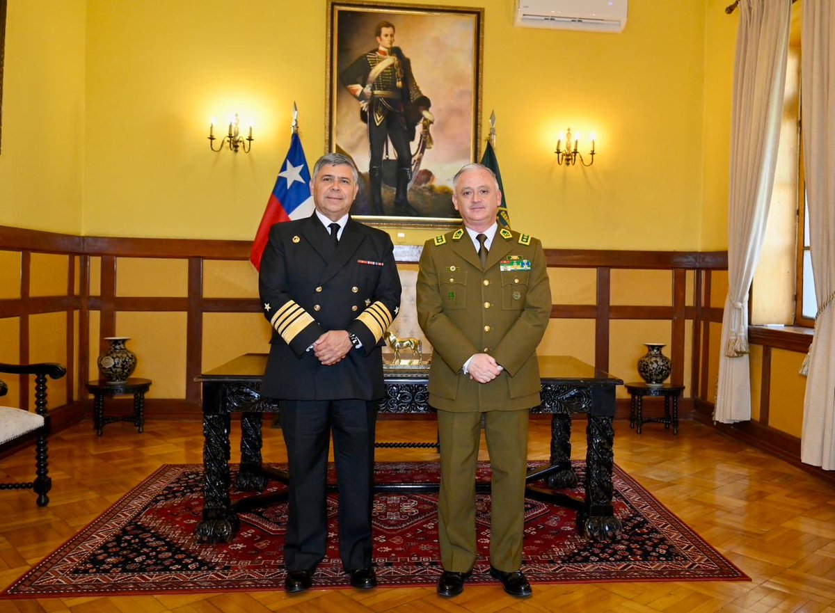 Carabdechile's tweet photo. 📍Escuela de Carabineros: El General Director, Marcelo Araya Zapata, recibe, en nombre de todos los carabineros del país, el saludo protocolar del Comandante en Jefe de la @Armada_Chile, Almirante Fernando Cabrera Salazar, en el marco del 99° Aniversario de Carabineros de Chile.
#OrdenyPatria
#CaminoAlCentenario