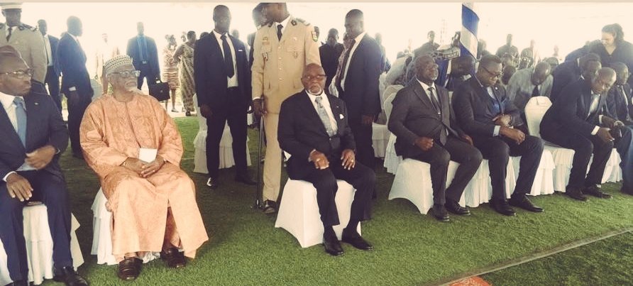 dambe_kombate's tweet image. Je regarde cette image et je me pose une question sérieuse :

Comment le #Protocole d'État peut-il laisser le #Président de la République assis comme n'importe quel membre du #gouvernement ?

C'est une fonction. C'est un #symbole. C'est la #République.

On attend des explications