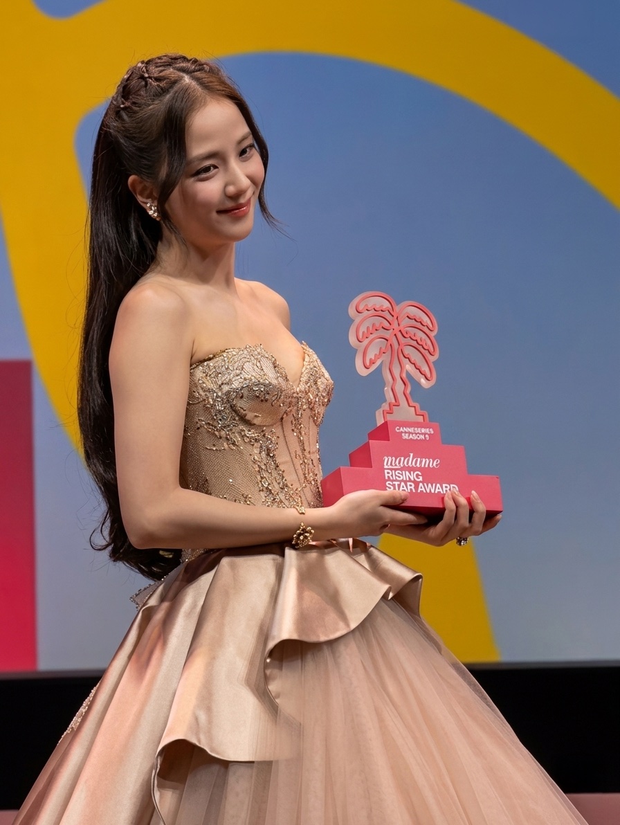 Kpopmap's tweet image. Rosé received the Madame Figaro Rising Star at the Cannes Series Festival. Congrats 🙌 

#ROSÉ #BP #SeriesFestivalCannes2026
