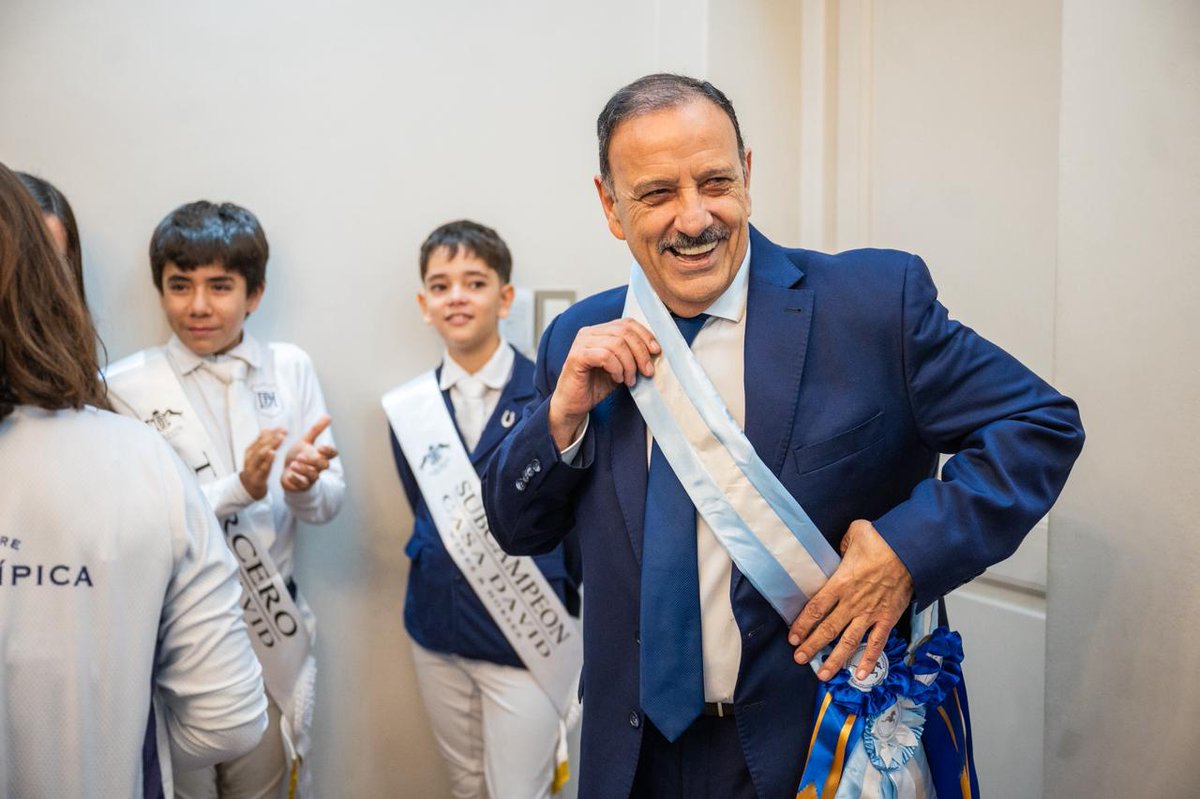 Qué lindo es ver cómo crecen los proyectos que nacen desde el esfuerzo y la pasión. 
En Residencia recibí al equipo de Dinastía Hípica, que me compartió sus logros y premios, y además me regaló su banda, donde reflejan todo el trabajo que vienen haciendo.
Hace más de 20 años