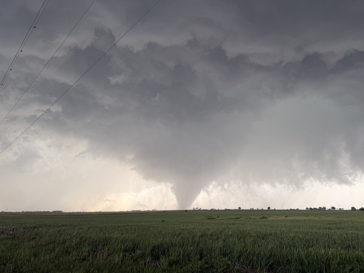 cjfieldswx's tweet photo. Large tornado near Braman, OK https://t.co/2ieLa2krIl