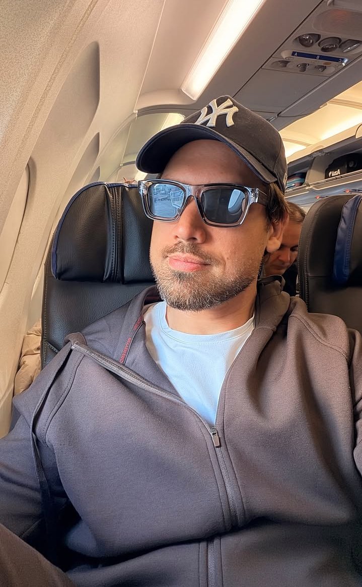 Carta aberta para o Brígido. 

Brígido Neto, ou pra mim Bri. 
Meu amigo, que começou como meu fav, virou meu patrão e por fim viramos amigos. 
Hoje eu queria falar um pouco de você e para você. 

Enfim os 100 dias acabaram, e esse programa de cartas marcadas deixou muito