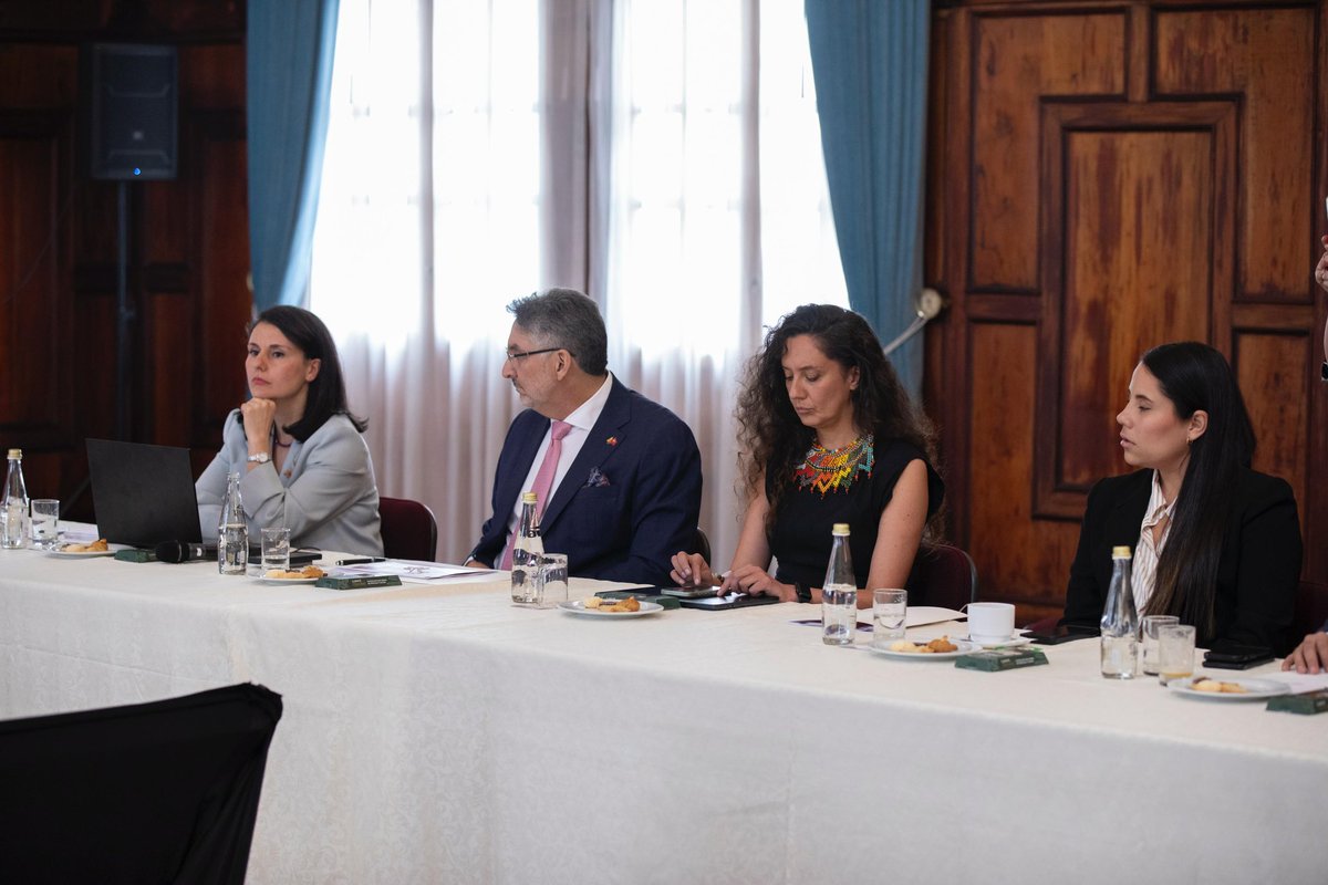 CancilleriaEc's tweet photo. Este Consejo, impulsado por el sector privado de ambos países, promoverá alianzas, comercio y transferencia de tecnología, e integrará a MIPYMES en cadenas de valor, consolidando una agenda estratégica en beneficio de los sectores productivos. https://t.co/yJrLJeWaUp