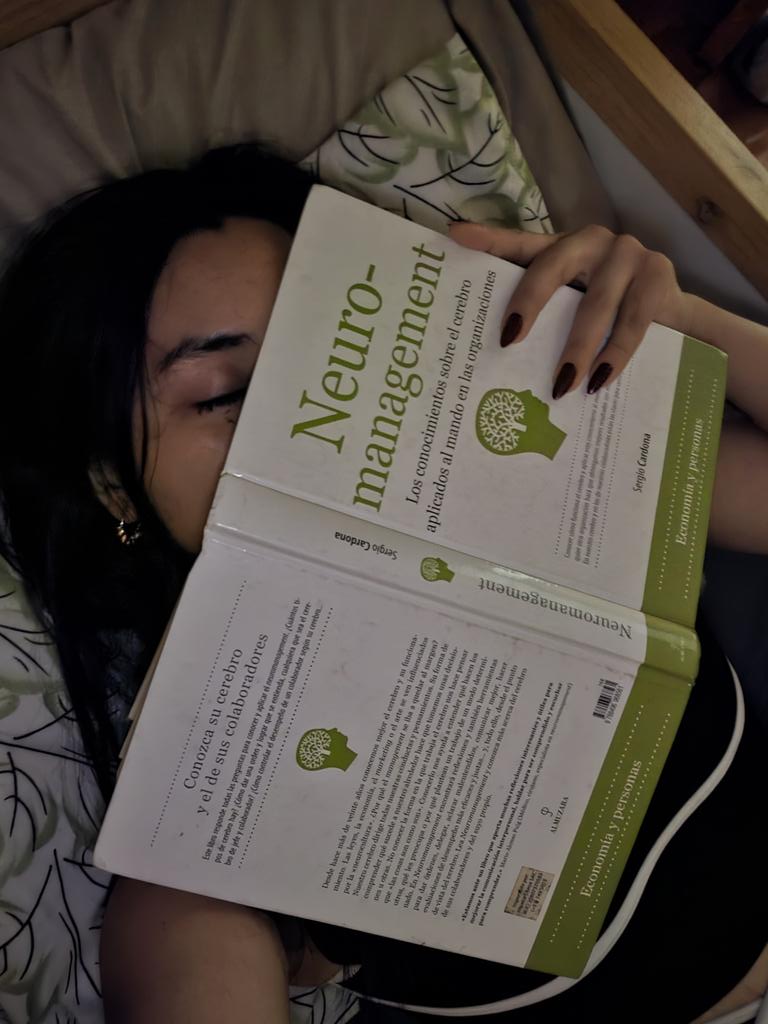 DCJaramillo8's tweet photo. Los ojos se cierran, la vida se va, el corazón no vuelve a latir, pero seguimos de pie, sigue el proceso, sigue el camino y sigue el aire en mi pecho.
#diadellibro #libro https://t.co/hx91y8mwk4