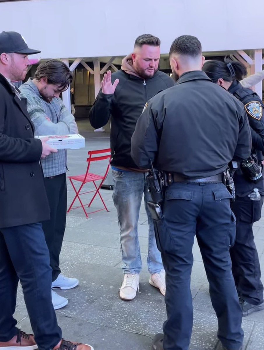 realtalkstruth's tweet image. Led these NYC police officers to the Lord!

#JesusSaves #NewYorkCityEvangelism