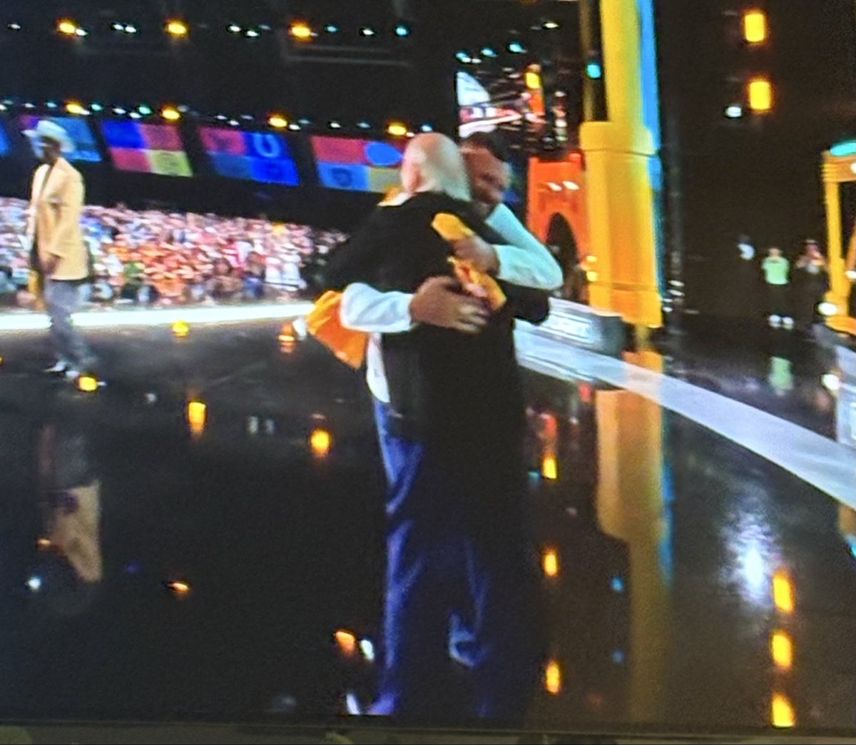 matthewluciow92's tweet image. Big Ben and Terry Bradshaw hugging it out 

#steelers