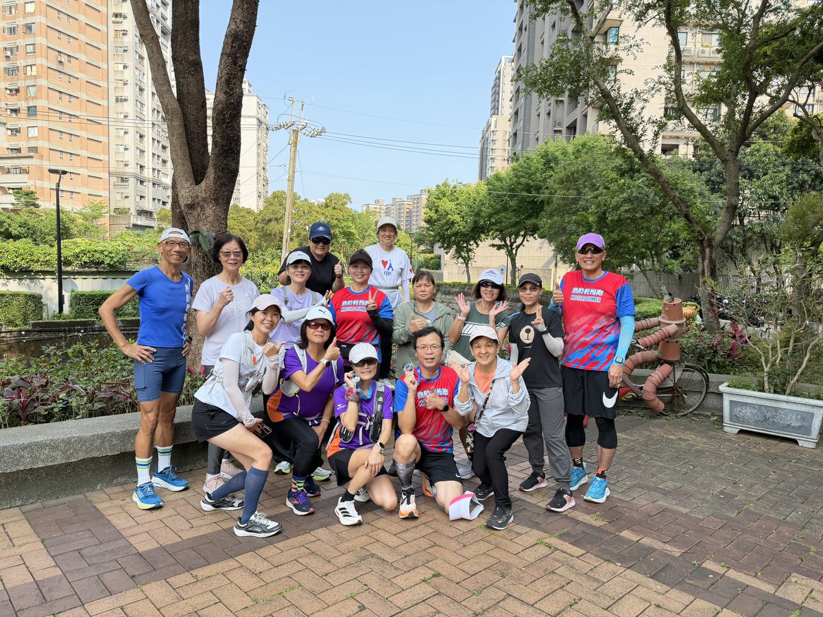 peterfe99452877's tweet photo. 昨天是慢跑班的跑聚活動，首先在北新路口沿著公司田溪到新市一路來回跑。
熱身之後，來到今天的重頭戲，採桑椹之旅。這家果園的闆娘就是我們班的女同學，招待我們喝桑椹汁與桑椹蜜餞。
大夥使出渾身解數，開始採摘，把握時間，因為桑椹的產季就是四月，錯過就要等明年了
接近中午時，大家已經收穫滿滿 https://t.co/v5PN6J8BIq
