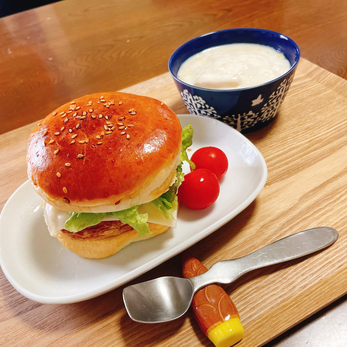 tekapo_cat's tweet photo. 実家製バンズバーガー
筍と白菜のシチュー

#おうちごはん #幼児食 #朝ごはん https://t.co/0fcYyyDJMv