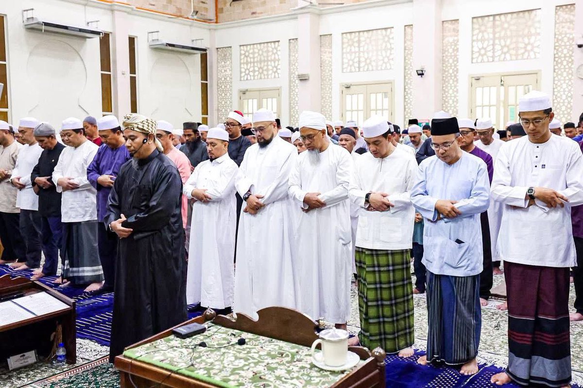 onnhafiz's tweet photo. Kepada Allah Kita Berserah

لا حول ولا قوة إلا بالله
Tiada daya dan tiada kekuatan melainkan dengan pertolongan Allah.

Syukur Alhamdulillah, Program Semarak Subuh terus menjadi wadah penting dalam memperkasa pembangunan rohani umat Islam di Johor serta mengimarahkan institusi masjid sebagai pusat penyatuan ummah dan pengukuhan nilai-nilai keimanan.

Saya berkesempatan menunaikan solat Subuh berjemaah di Masjid Al-Istiqamah, Johor Jaya serta mengikuti tazkirah Subuh yang disampaikan oleh Tuan Haji Yosree bin Ikhsan, Timbalan Pengarah Operasi, Jabatan Agama Islam Negeri Johor tentang syukur atas nikmat yang dikurniakan.

Rasulullah SAW menyebut bahawa iman mempunyai lebih daripada tujuh puluh cabang, dan antara yang paling agung ialah syukur kerana dengannya seorang mukmin mengenal nikmat, menghargai kurniaan, dan tidak lupa kepada Pemberi.

Dalam al-Quran, Allah SWT tidak sekadar menyuruh kita bersyukur tetapi mendidik hati kita untuk benar-benar rasa dan sedar setiap nikmat yang Dia beri. Syukur itu bukan hanya pada lafaz “Alhamdulillah” tetapi bagaimana kita menggunakan nikmat itu pada jalan yang Allah reda atau sebaliknya.

Allah SWT berfirman dalam Surah Ar-Rahman yang bermaksud “Maka nikmat Tuhan kamu yang manakah yang kamu dustakan?”. Ayat ini mengajak kita untuk bermuhasabah, berhenti sejenak, menundukkan hati dan merenung satu persatu nikmat yang tidak terhitung, yang Allah SWT kurniakan, malah tanpa pernah kita pinta.

Semoga kita sentiasa menjadi hamba yang tidak lupa bersyukur dalam setiap keadaan tidak kira saat diberi mahupun saat diuji. Moga setiap nikmat yang dikurniakan membawa kita lebih dekat kepada-Nya dan setiap langkah kita dipandu dalam reda-Nya. Insya-Allah.

Allah Peliharakan Sultan
Allah Berkati Johor
Kepada Allah Kita Berserah

#BangsaJohor #MajuJohor #SemarakSubuhJohor #RapatkanSaf