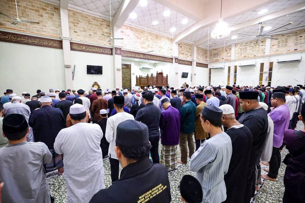 onnhafiz's tweet photo. Kepada Allah Kita Berserah

لا حول ولا قوة إلا بالله
Tiada daya dan tiada kekuatan melainkan dengan pertolongan Allah.

Syukur Alhamdulillah, Program Semarak Subuh terus menjadi wadah penting dalam memperkasa pembangunan rohani umat Islam di Johor serta mengimarahkan institusi masjid sebagai pusat penyatuan ummah dan pengukuhan nilai-nilai keimanan.

Saya berkesempatan menunaikan solat Subuh berjemaah di Masjid Al-Istiqamah, Johor Jaya serta mengikuti tazkirah Subuh yang disampaikan oleh Tuan Haji Yosree bin Ikhsan, Timbalan Pengarah Operasi, Jabatan Agama Islam Negeri Johor tentang syukur atas nikmat yang dikurniakan.

Rasulullah SAW menyebut bahawa iman mempunyai lebih daripada tujuh puluh cabang, dan antara yang paling agung ialah syukur kerana dengannya seorang mukmin mengenal nikmat, menghargai kurniaan, dan tidak lupa kepada Pemberi.

Dalam al-Quran, Allah SWT tidak sekadar menyuruh kita bersyukur tetapi mendidik hati kita untuk benar-benar rasa dan sedar setiap nikmat yang Dia beri. Syukur itu bukan hanya pada lafaz “Alhamdulillah” tetapi bagaimana kita menggunakan nikmat itu pada jalan yang Allah reda atau sebaliknya.

Allah SWT berfirman dalam Surah Ar-Rahman yang bermaksud “Maka nikmat Tuhan kamu yang manakah yang kamu dustakan?”. Ayat ini mengajak kita untuk bermuhasabah, berhenti sejenak, menundukkan hati dan merenung satu persatu nikmat yang tidak terhitung, yang Allah SWT kurniakan, malah tanpa pernah kita pinta.

Semoga kita sentiasa menjadi hamba yang tidak lupa bersyukur dalam setiap keadaan tidak kira saat diberi mahupun saat diuji. Moga setiap nikmat yang dikurniakan membawa kita lebih dekat kepada-Nya dan setiap langkah kita dipandu dalam reda-Nya. Insya-Allah.

Allah Peliharakan Sultan
Allah Berkati Johor
Kepada Allah Kita Berserah

#BangsaJohor #MajuJohor #SemarakSubuhJohor #RapatkanSaf