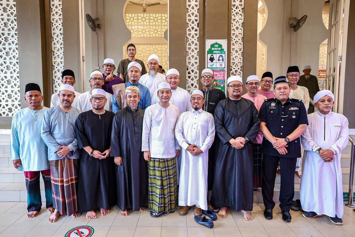 onnhafiz's tweet photo. Kepada Allah Kita Berserah

لا حول ولا قوة إلا بالله
Tiada daya dan tiada kekuatan melainkan dengan pertolongan Allah.

Syukur Alhamdulillah, Program Semarak Subuh terus menjadi wadah penting dalam memperkasa pembangunan rohani umat Islam di Johor serta mengimarahkan institusi masjid sebagai pusat penyatuan ummah dan pengukuhan nilai-nilai keimanan.

Saya berkesempatan menunaikan solat Subuh berjemaah di Masjid Al-Istiqamah, Johor Jaya serta mengikuti tazkirah Subuh yang disampaikan oleh Tuan Haji Yosree bin Ikhsan, Timbalan Pengarah Operasi, Jabatan Agama Islam Negeri Johor tentang syukur atas nikmat yang dikurniakan.

Rasulullah SAW menyebut bahawa iman mempunyai lebih daripada tujuh puluh cabang, dan antara yang paling agung ialah syukur kerana dengannya seorang mukmin mengenal nikmat, menghargai kurniaan, dan tidak lupa kepada Pemberi.

Dalam al-Quran, Allah SWT tidak sekadar menyuruh kita bersyukur tetapi mendidik hati kita untuk benar-benar rasa dan sedar setiap nikmat yang Dia beri. Syukur itu bukan hanya pada lafaz “Alhamdulillah” tetapi bagaimana kita menggunakan nikmat itu pada jalan yang Allah reda atau sebaliknya.

Allah SWT berfirman dalam Surah Ar-Rahman yang bermaksud “Maka nikmat Tuhan kamu yang manakah yang kamu dustakan?”. Ayat ini mengajak kita untuk bermuhasabah, berhenti sejenak, menundukkan hati dan merenung satu persatu nikmat yang tidak terhitung, yang Allah SWT kurniakan, malah tanpa pernah kita pinta.

Semoga kita sentiasa menjadi hamba yang tidak lupa bersyukur dalam setiap keadaan tidak kira saat diberi mahupun saat diuji. Moga setiap nikmat yang dikurniakan membawa kita lebih dekat kepada-Nya dan setiap langkah kita dipandu dalam reda-Nya. Insya-Allah.

Allah Peliharakan Sultan
Allah Berkati Johor
Kepada Allah Kita Berserah

#BangsaJohor #MajuJohor #SemarakSubuhJohor #RapatkanSaf