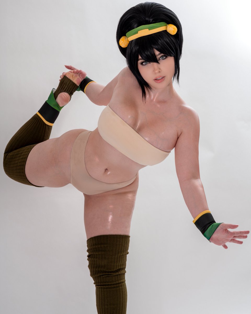 webegga's tweet photo. dancer pose progress in my toph cosplay 💚

(really happy with how this shoot came out i'm ngl) https://t.co/ih69CUXuT8