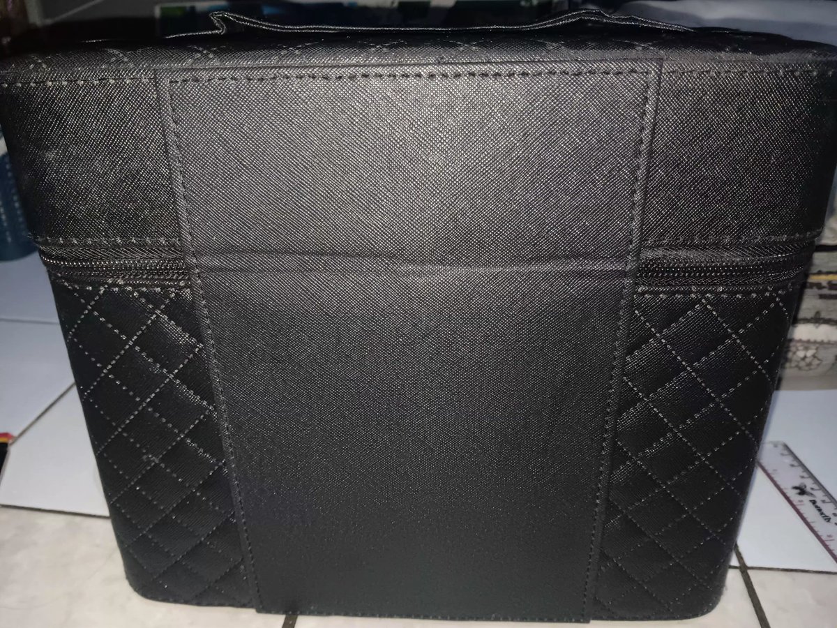 zhraatygf's tweet image. CALLING OUT ALL NEW MUA‼️Preeloved tas make up MUA, second like new, dipake sekali buat make up sendiri, condi masih mulus, more detail dm. ajaa, bisaa co oyen, 135rb ajaaa, bleh negooo

#MUA #NewMUA #Makeup #skincare