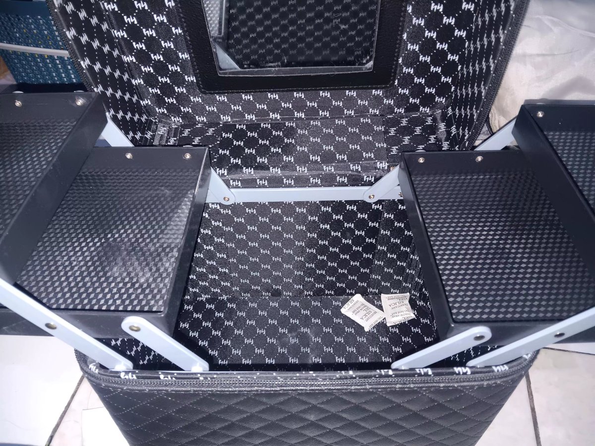 zhraatygf's tweet image. CALLING OUT ALL NEW MUA‼️Preeloved tas make up MUA, second like new, dipake sekali buat make up sendiri, condi masih mulus, more detail dm. ajaa, bisaa co oyen, 135rb ajaaa, bleh negooo

#MUA #NewMUA #Makeup #skincare