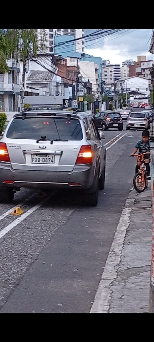 Postales de un #quitorenace ese niño que está en su bici y en su carril puede ser hijo, hermano o simplemente familiar tuyo, pero al vehículo PXQ0874 NO LE IMPORTA, a la <a href="/AMT_Quito/">AMTQuito</a> será que si?