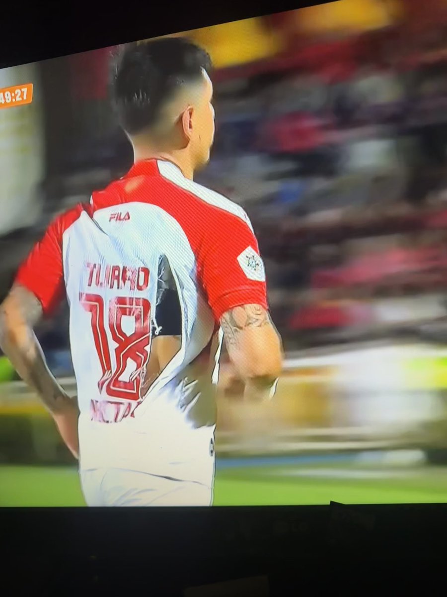 dnarvaez19's tweet photo. horrible calidad de las camisetas de santa fe, que pésima marca es FILA https://t.co/gwetacjMMp