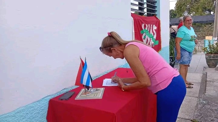 #AnapVillaClara
Cuadros y trabajadores de la ANAP en Villa Clara reafirman el compromiso con la Patria y la Revolución .
#MiFirmaPorLaParria 
#AnapVillaClara