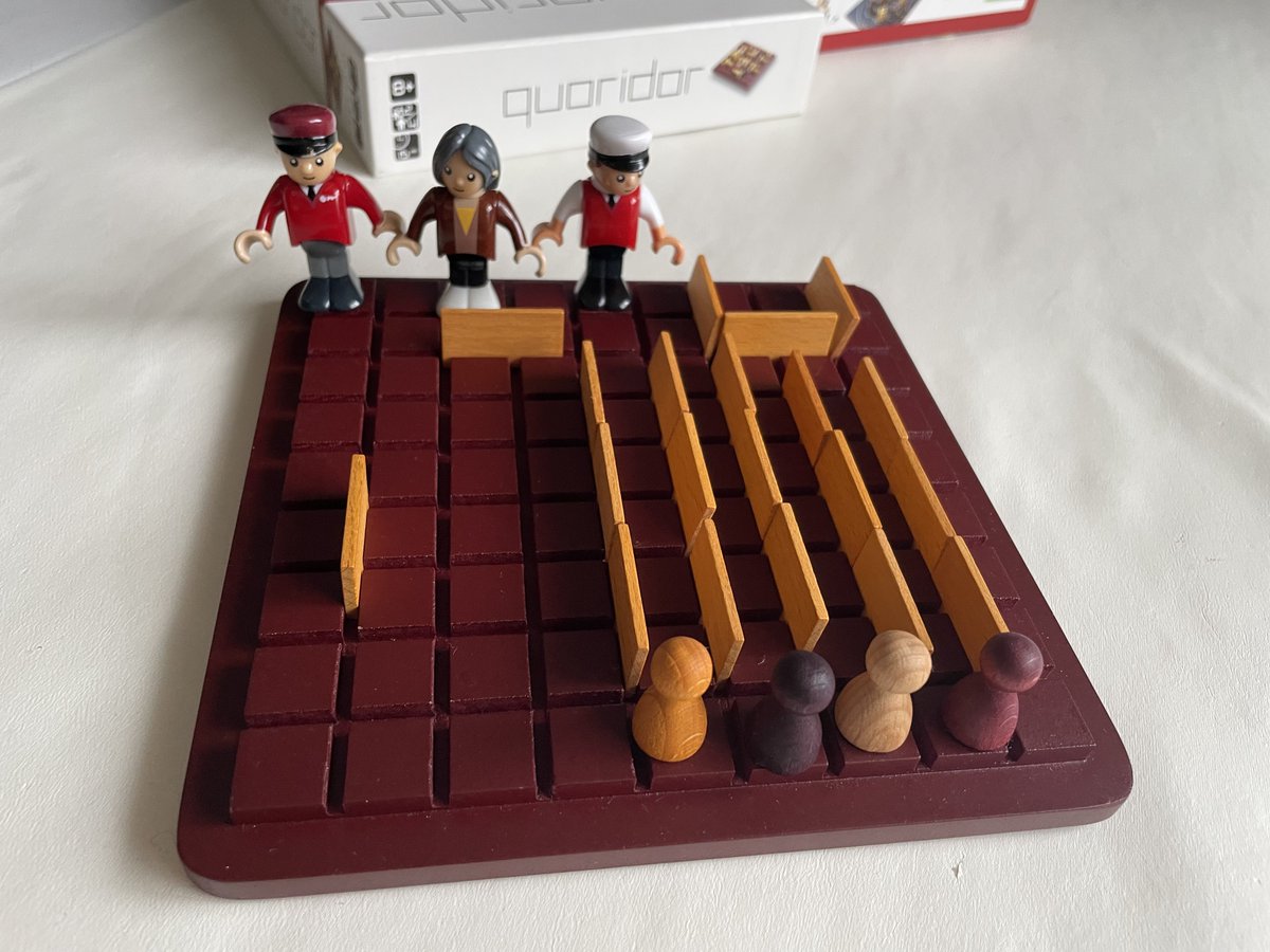 tekapo_cat's tweet photo. 朝リビング来たらなんか戦い始まってた

#ボードゲーム #コリドール #子育て https://t.co/pnq9VIMuAq