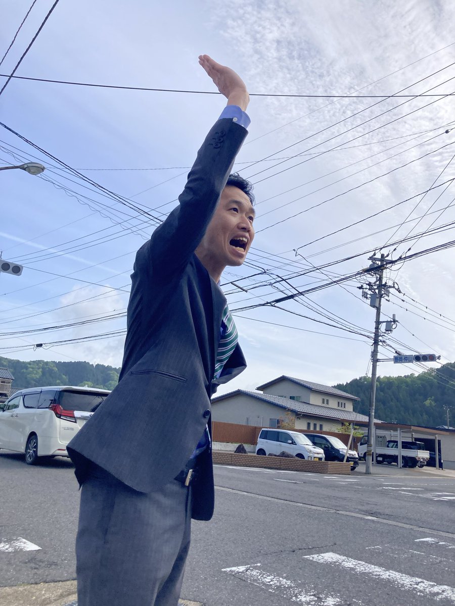 chun0308's tweet photo. おはようございます。朝の挨拶活
動！良い天気です。
どうか気をつけて、いってらっしゃい。
#越前市議会議員 #畑勝浩はたかつひろ さんも一緒に、元気をお届け。
写真はカメラマンでもある畑さんがスマホで撮ってくれました。

#街頭挨拶
#福井県議会議員
#ふくいの党 https://t.co/iQ0uW5Pxaf