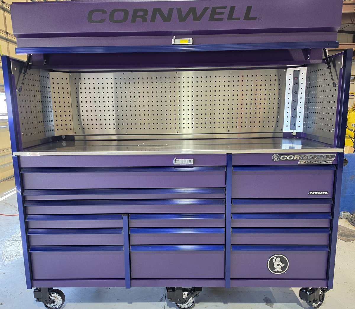 caseih239's tweet photo. This color combo! @CornwellTools https://t.co/xkEWEZtsMg