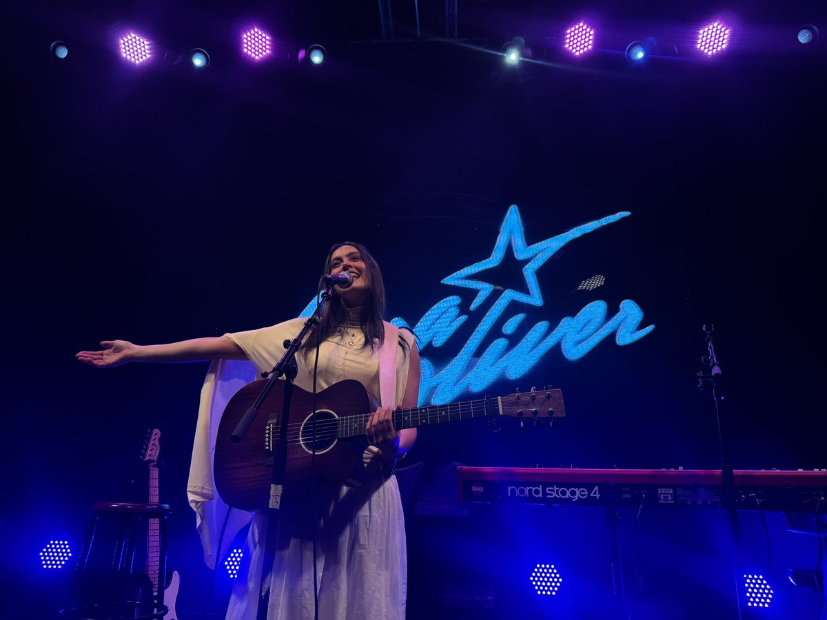 Mañana ella canta en su otra casa, Londres, lo que me emociona después de haberla escuchado decir un día que uno de sus sueños era cantar ahí, mañana lo va a cumplir, déjenme sola🫂😭