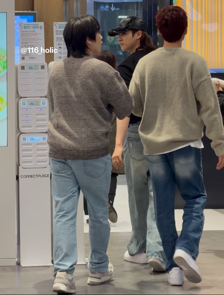 어제 밤에 서울역에서 B1A4 봤더