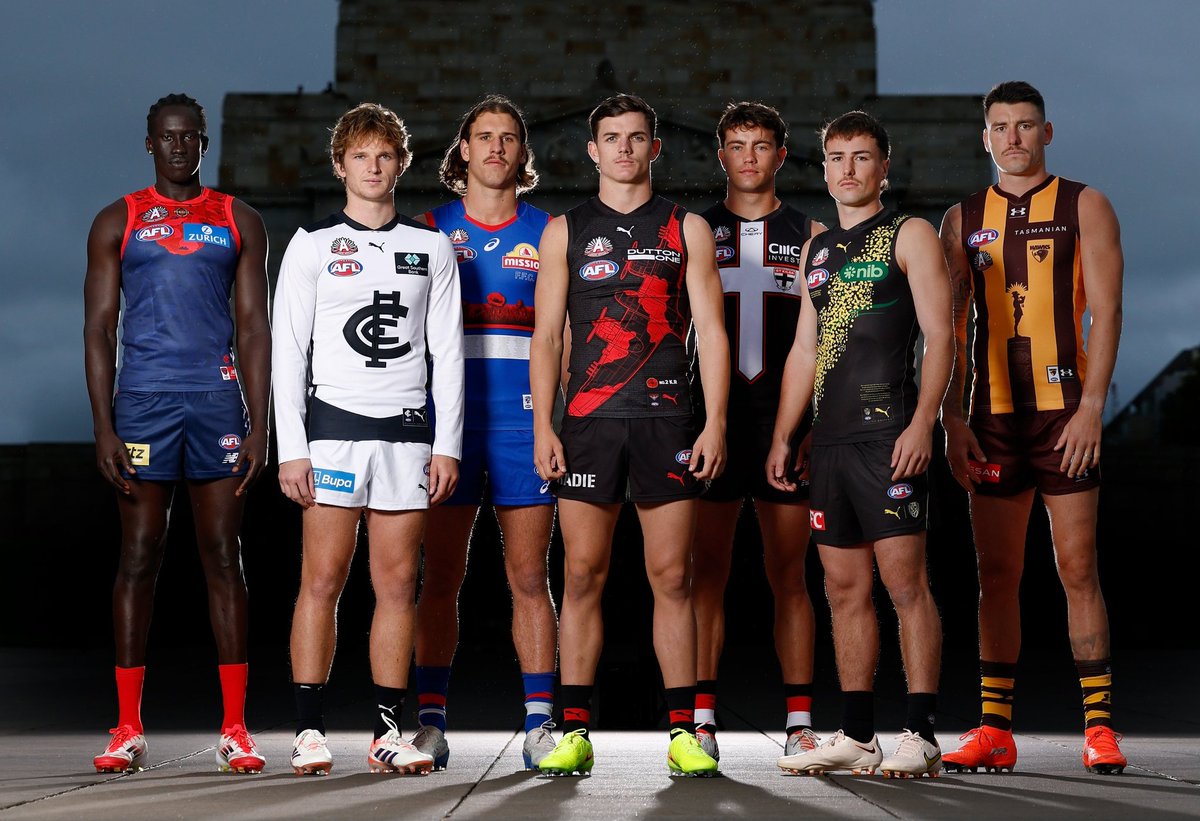 rhettrospective's tweet photo. I say it every year, and I'll keep repeating - but all Anzac Round guernseys should have ZERO sponsorship on them. Front and back.
For such a solemn observance.
On front, move the Anzac logo to where the sponsor logo is. https://t.co/5bhrD2WMvR