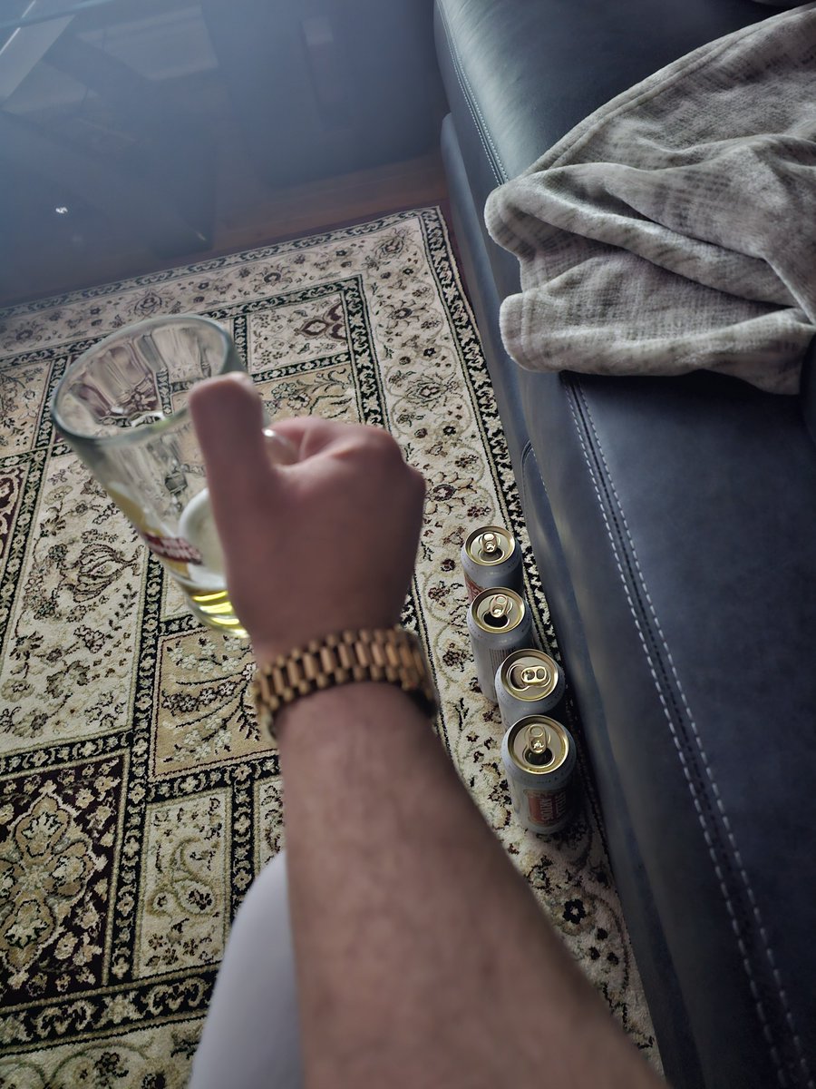 Gettin' after it tonight in preparation of my second appearance on <a href="/TheHammerHQ/">Hammer Betting Network 🔨</a> tomorrow at 12:40 EDT.

Yes, that's Stella (shout out to Jeff Nadu). Yes, that's a Rolex (shout out to T-Bone). Yes, I'm wearing a watch on the right hand (sue me)