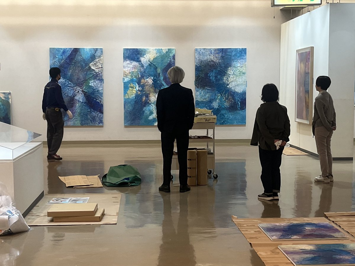 kure_bi's tweet photo. 29日から開幕の特別展「山口牧子ー地球の色を奏でる」
山口さんも来館され、準備が進んでいます😊
#呉市立美術館 https://t.co/w0hKUCW8mE