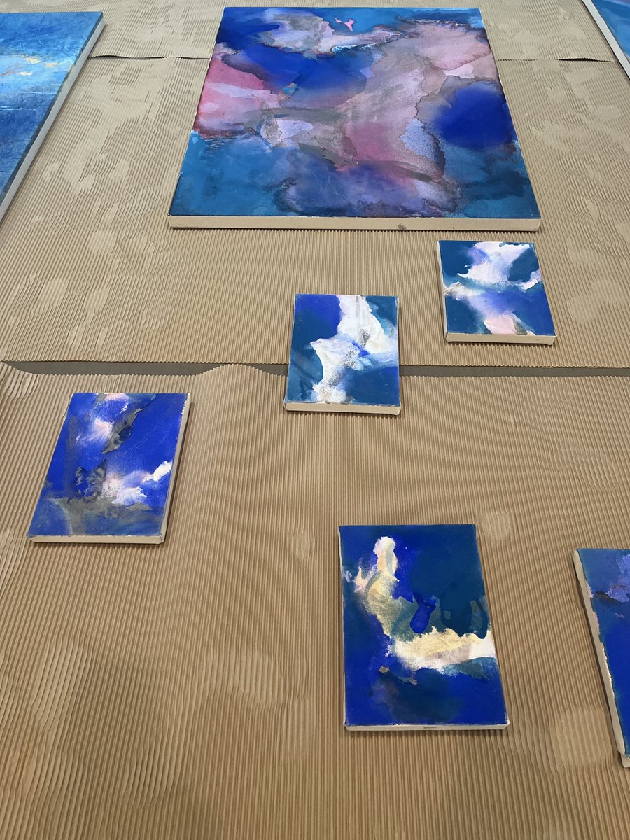 kure_bi's tweet photo. 29日から開幕の特別展「山口牧子ー地球の色を奏でる」
山口さんも来館され、準備が進んでいます😊
#呉市立美術館 https://t.co/w0hKUCW8mE