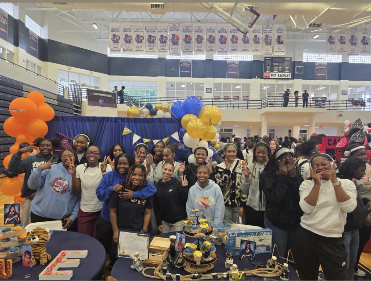 Coach_LBrown's tweet photo. My other baby headed to the Navy.. we are so proud of you Eri. 
Remember to pull someone up with you along the way..  @LuellaGirls 
🏁💙🏁 https://t.co/FtXUhJoDmi